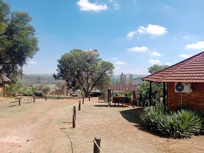 Magalies Retreat Resort driveway