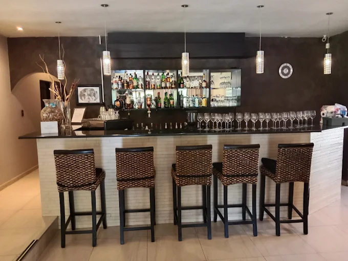 Three Oaks and an Aloe Boutique Hotel bar
